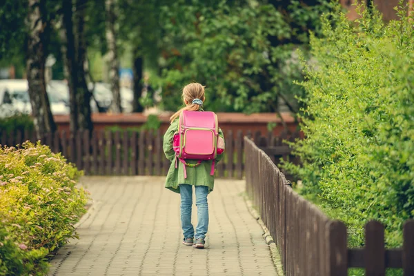 Gadis dengan ransel pergi ke sekolah — Stok Foto