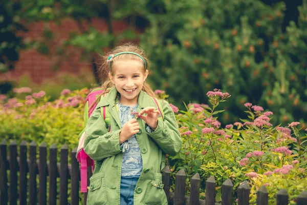 Skolflicka med skolan ryggsäck — Stockfoto