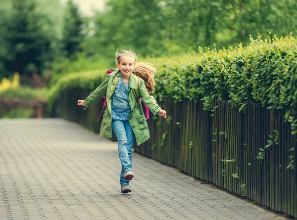 Menina ir para casa da escola — Fotografia de Stock