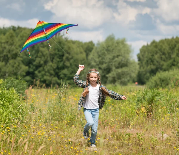 Lilla söta tjejen flyger en drake — Stockfoto