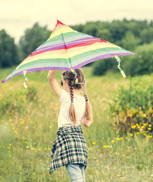 Petite fille mignonne volant un cerf-volant — Photo