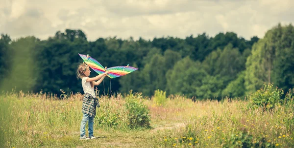 Pequeña linda chica volando una cometa — Foto de Stock