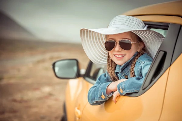 Kleines Mädchen mit Auto unterwegs — Stockfoto