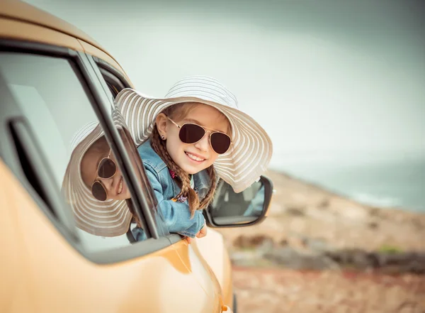 Kleines Mädchen mit Auto unterwegs — Stockfoto