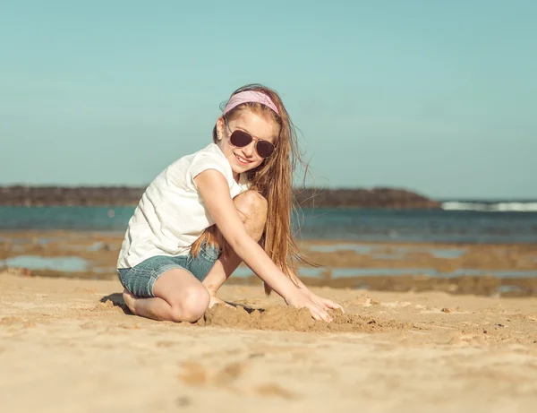 Kis lány a kalapban, a strandon — Stock Fotó