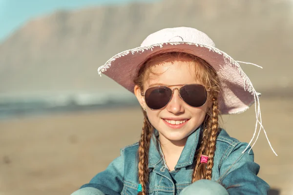 Little girl in a hat on  beach — Stock Photo, Image
