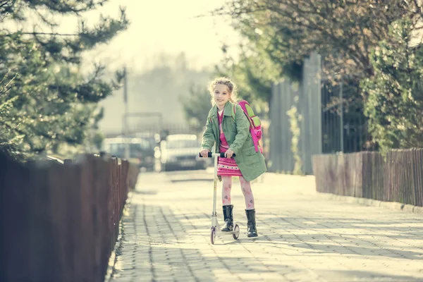 Girl goes to school — Stock Photo, Image