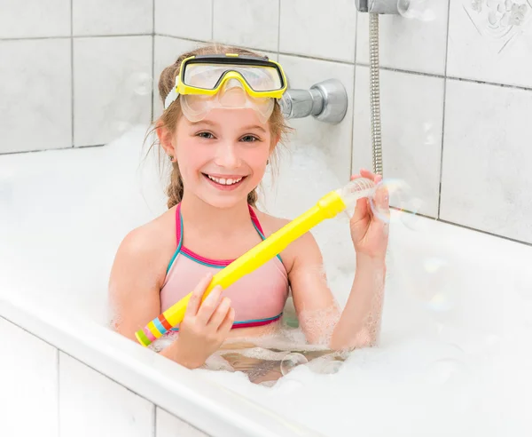 Menina em óculos de sol mergulho com o tubo — Fotografia de Stock