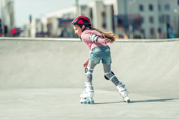 Petite jolie fille sur patins à roulettes — Photo