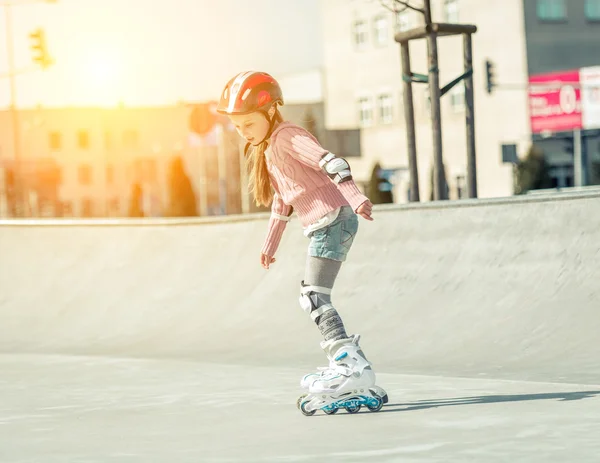 Petite jolie fille sur patins à roulettes — Photo