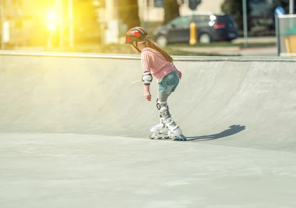 Petite jolie fille sur patins à roulettes — Photo