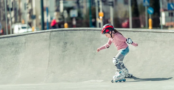 Gadis cantik di roller skates — Stok Foto