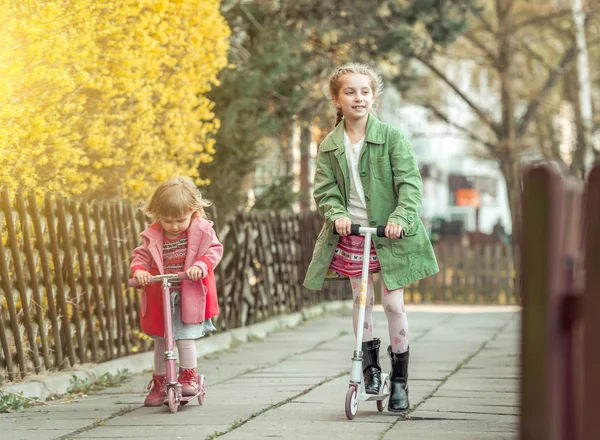 Year-old menina montando sua scooter — Fotografia de Stock