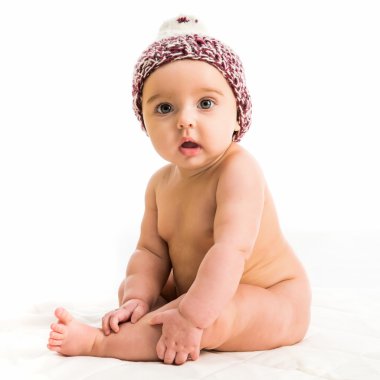 Kahverengi şapkalı kız bebek