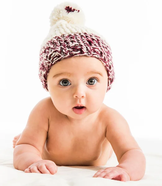 Kahverengi şapkalı kız bebek — Stok fotoğraf