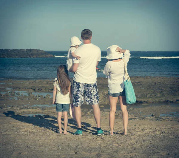 Młoda rodzina na plaży — Zdjęcie stockowe