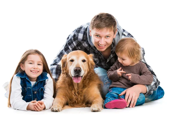 Papá y dos hijas con perro — Foto de Stock