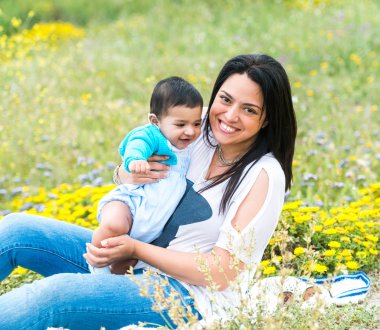 genç anne bebekle oynarken