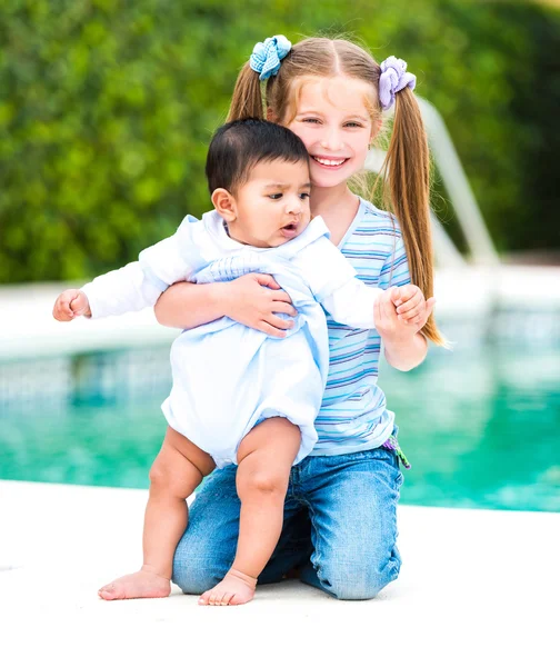 Chica y niño cerca de la piscina —  Fotos de Stock