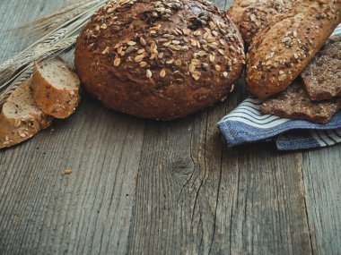 Tahta bir arka planda ekmek