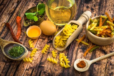 baharat ve pişmemiş makarna 