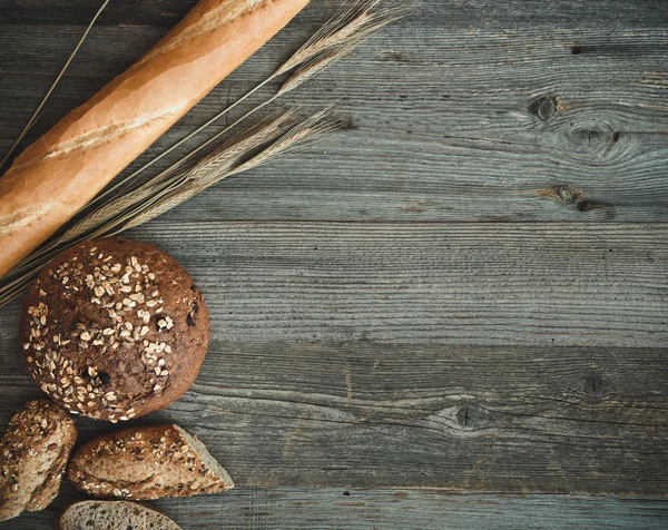Pâine pe un fundal din lemn — Fotografie, imagine de stoc