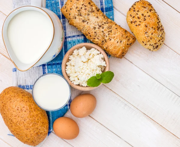Breakfast of cheese, milk, bread and eggs — Stock Photo, Image