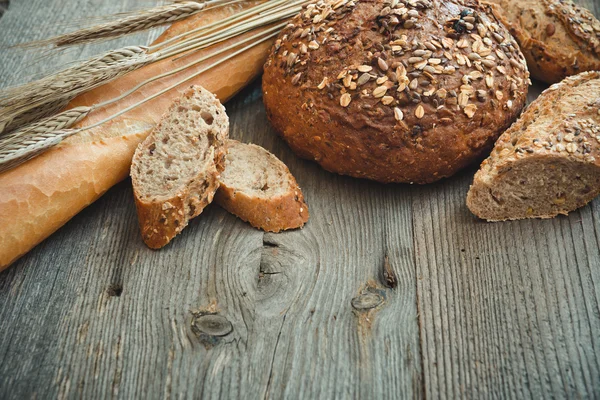 Chleb na drewnianym tle — Zdjęcie stockowe
