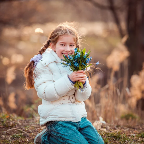 Menina com snowdrops — Fotografia de Stock