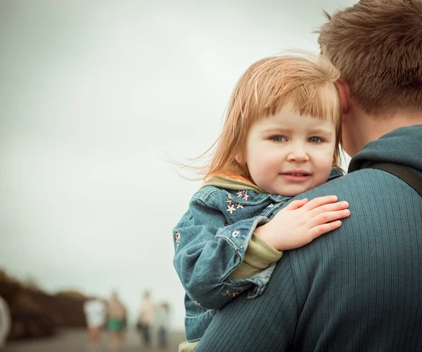 Dad carries  his daughter — Stock Photo, Image