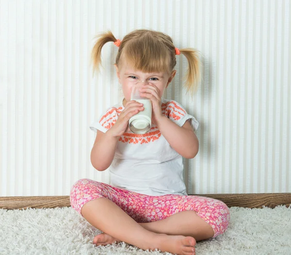 Gelukkig meisje drinken de melk — Stockfoto