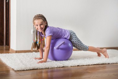 Gülümseyen kız fitness Ball