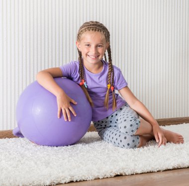 Gülümseyen kız ve fitness topu