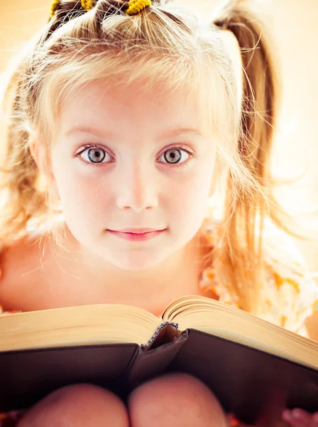 Kleines Mädchen liest das Buch — Stockfoto