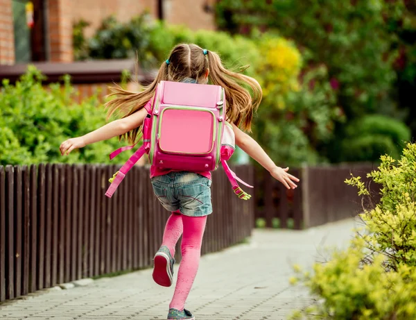Niña pequeña corre a la escuela — Foto de Stock