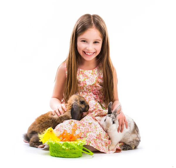 Niña con sus dos conejos — Foto de Stock