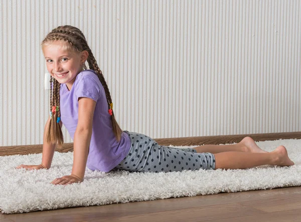 Bambina impegnata nel fitness — Foto Stock
