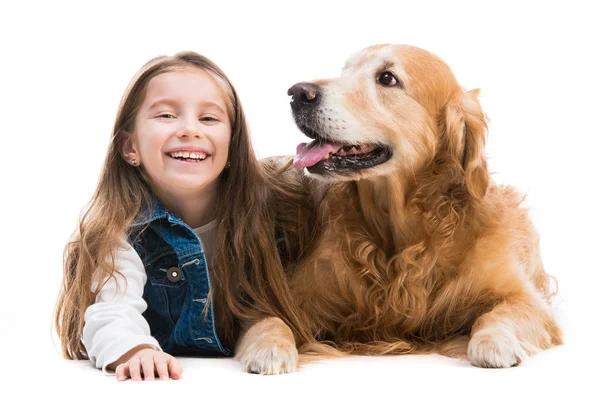 Glückliches kleines Mädchen mit Hund — Stockfoto