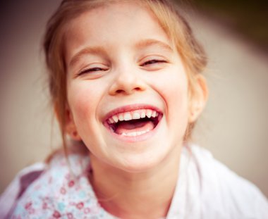 Mutlu küçük kız