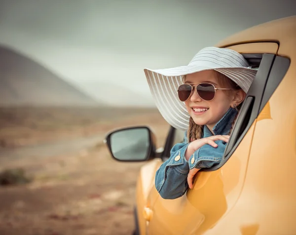 Kleines Mädchen mit Auto unterwegs — Stockfoto