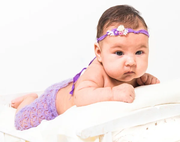 Niña acostada en la cama —  Fotos de Stock