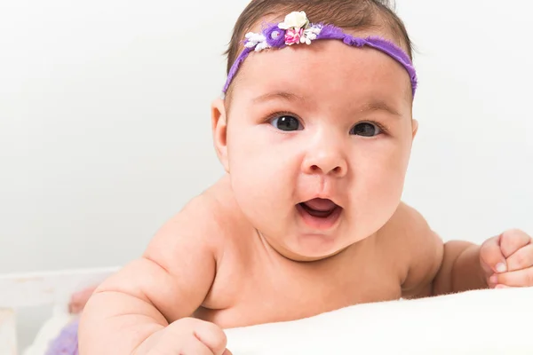 Bébé fille couché dans le lit — Photo