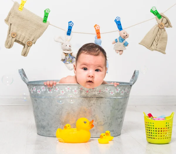 Baby flicka badar i tråg — Stockfoto