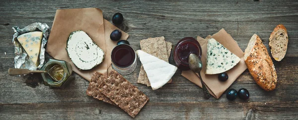 Cibo francese su uno sfondo di legno . — Foto Stock