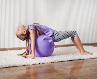 Gülümseyen kız fitness Ball