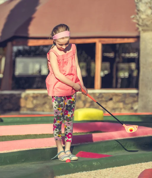 Klein meisje golfen — Stockfoto