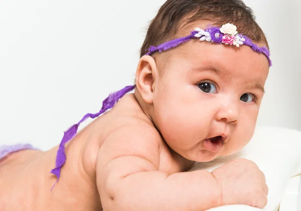 Niña acostada en la cama —  Fotos de Stock