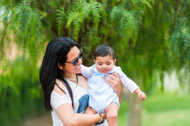 genç anne bebekle oynarken