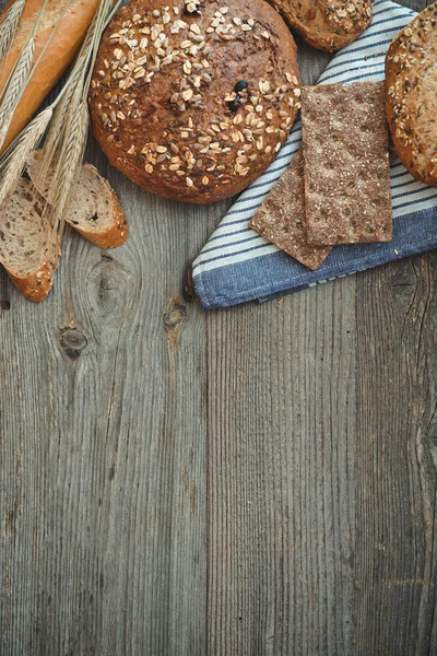 Pane su fondo di legno — Foto Stock