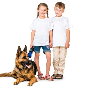Çoban köpeği ile mutlu çocuklar